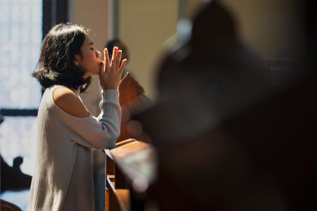 Christian woman praying - encouraging bible verses for new believers